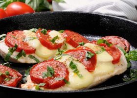 طريقة عمل تشيكن موتزاريلا مع الطماطم