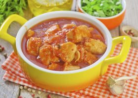 طريقة عمل دجاج بصلصة الطماطم والكاري