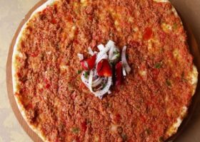 طريقة عمل عجينة عيش باللحم بالزبادي