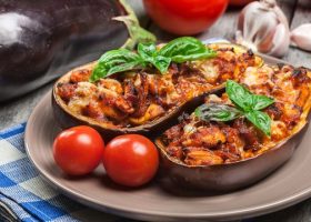 طريقة عمل باذنجان محشي بالدجاج