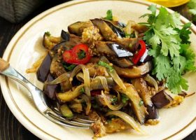 طريقة عمل سلطة باذنجان مقلي بالبصل