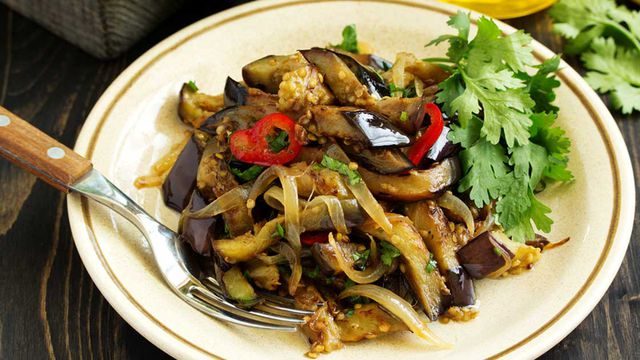 طريقة عمل سلطة باذنجان مقلي بالبصل