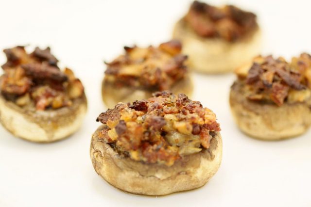 طريقة عمل الفطر المحشي باللحم المفروم