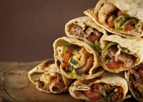 طريقة عمل ساندويش شاورما دجاج بالثومية