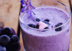 طريقة عمل سموثي التوت الأزرق