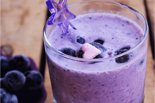 طريقة عمل سموثي التوت الأزرق