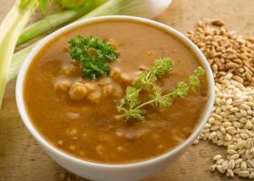 طريقة عمل شوربة الفريكة بالدجاج والجزر