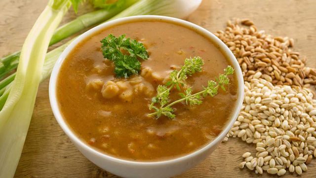 طريقة عمل شوربة الفريكة بالدجاج والجزر