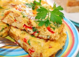 طريقة عمل العجة بالخضار والبسطرمة