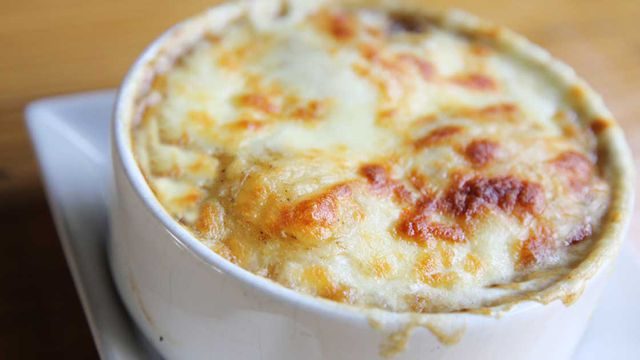 طريقة عمل بطاطس مسلوقة بالجبن