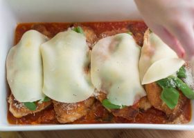 طريقة عمل تشيكن بارميزان مع صلصة المارينارا