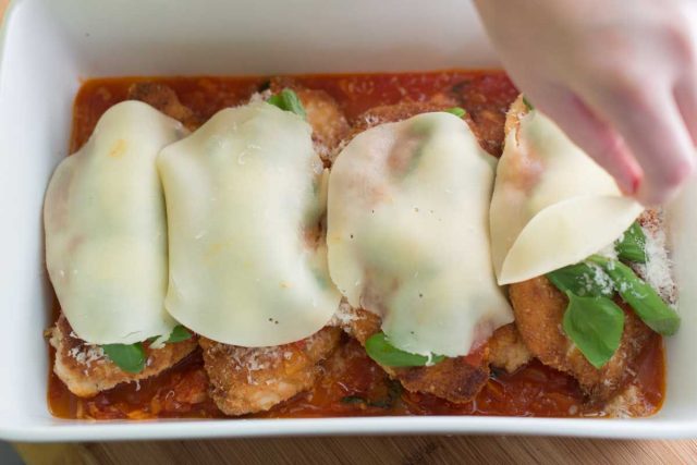 طريقة عمل تشيكن بارميزان مع صلصة المارينارا