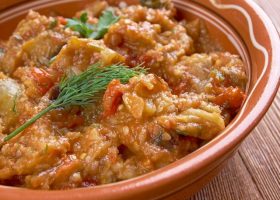 طريق عمل باذنجان مشوي بالطماطم