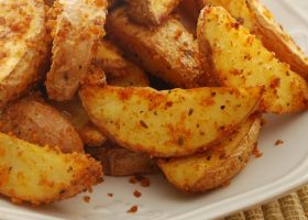طريقة عمل بطاطس مشوية بالجبن