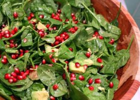 طريقة عمل سلطة الأفوكادو والجرجير