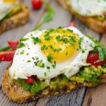 طريقة عمل سندوتشات بيض وافوكادو