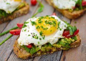 طريقة عمل سندوتشات بيض وافوكادو