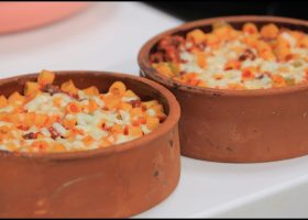 طريقة عمل طاجن المكرونة بالسجق