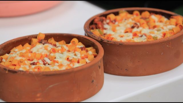 طريقة عمل طاجن المكرونة بالسجق