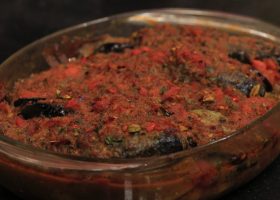 طريقة عمل سمك القراميط بالصلصة في الفرن