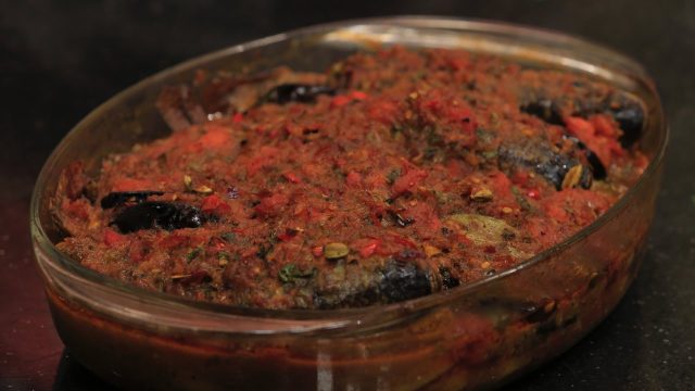 طريقة عمل سمك القراميط بالصلصة في الفرن