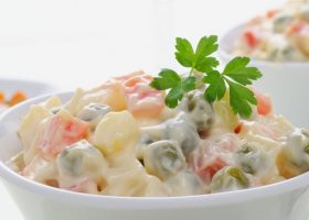 طريقة عمل سلطة البطاطس المسلوقه بالمايونيز