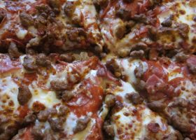 طريقة عمل البيتزا باللحم المفروم
