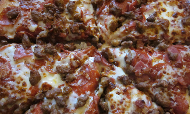 طريقة عمل البيتزا باللحم المفروم