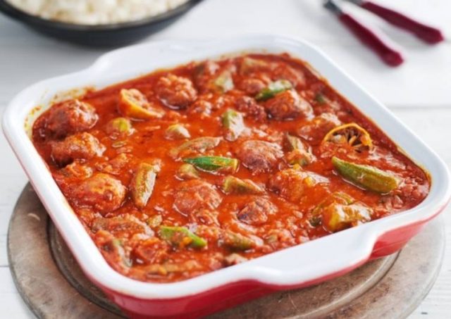 طريقة عمل طاجن البامية بالسجق