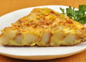 طريقة عمل عجة البيض والبطاطس