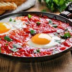 طريقة عمل شكشوكة عدنيه مع الطماطم