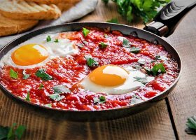 طريقة عمل شكشوكة عدنيه مع الطماطم