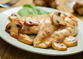 طريقة عمل دجاج بالفطر والصلصة البيضاء