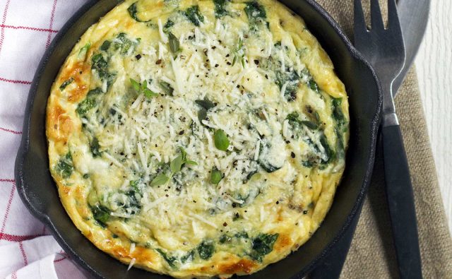 طريقة عمل طبق السبانخ والبيض المقلي