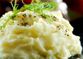 طريقة عمل البطاطس المهروسة بالثوم