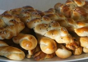 طريقة عمل لفة خميرة