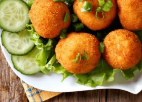 طريقة عمل كرات السمك المقلية