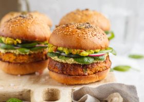 طريقة عمل برجر الدجاج المشوي بالافوكادو