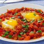 طريقة عمل بيض عيون بالطماطم