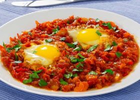 طريقة عمل بيض عيون بالطماطم
