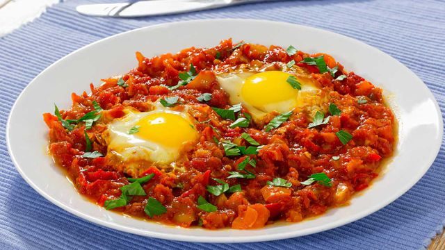 طريقة عمل بيض عيون بالطماطم