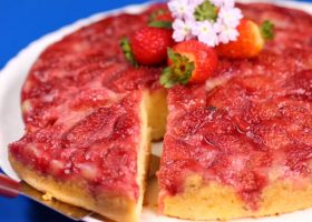 طريقة عمل كيكة الفراولة المقلوبة