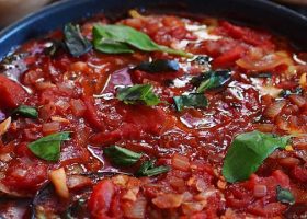 طريقة عمل الباذنجان بالصلصة الحمراء