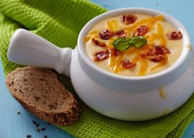 طريقة عمل شوربة البطاطس بالجبن الشيدر