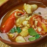 طريقة عمل شوربة السمك العمانية بالطماطم