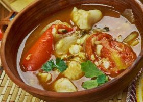 طريقة عمل شوربة السمك العمانية بالطماطم