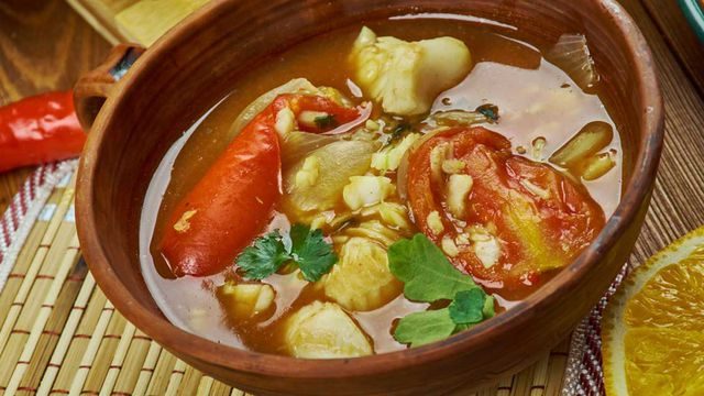 طريقة عمل شوربة السمك العمانية بالطماطم