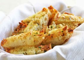 طريقة عمل خبز بالثوم والزبدة