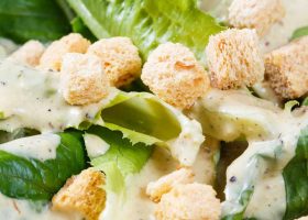 طريقة عمل صوص سلطة السيزر بالزبادي