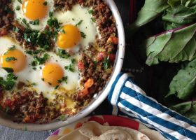 طريقة عمل بيض عيون باللحم المفروم